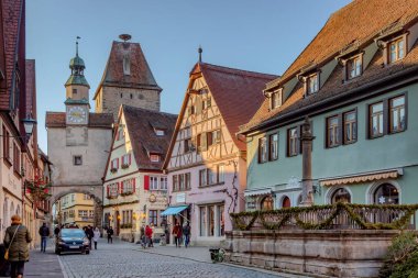Almanya 'nın Deutschland bölgesindeki Rothenburg Bavyera köyünün renkli geleneksel Alman mimari kapısı