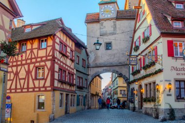 Rothenburg ob der Tauber, Almanya - 5 Ocak 2020: Almanya 'nın Deutschland kentindeki Rothenburg Bavyera köyündeki renkli geleneksel Alman mimari binaları