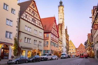 Almanya 'nın Deutschland bölgesindeki Rothenburg Bavyera köyündeki renkli geleneksel Alman mimari binaları