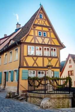 Almanya 'nın Deutschland bölgesindeki Rothenburg Bavyera köyündeki renkli geleneksel Alman mimari binaları