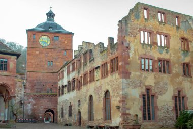 Tarihi Schloss Heidelberg Şatosu Heidelberg Almanya 'sında geleneksel Alman mimarisi. Fotoğraf sabah çekildi.