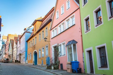 Almanya 'nın Deutschland bölgesindeki Rothenburg Bavyera köyünün renkli geleneksel Alman mimari kapısı