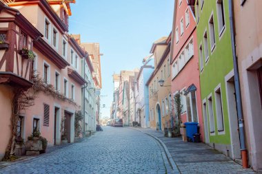 Almanya 'nın Deutschland bölgesindeki Rothenburg Bavyera köyünün renkli geleneksel Alman mimari kapısı