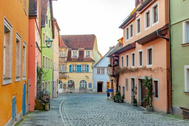 Almanya 'nın Deutschland bölgesindeki Rothenburg Bavyera köyünün renkli geleneksel Alman mimari kapısı
