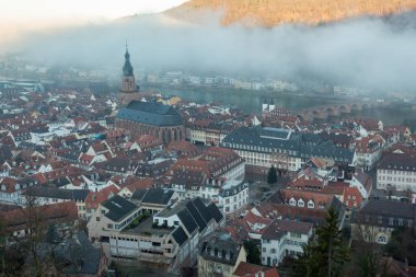 Heidelberg Almanya 'sındaki eski kasaba köyünün ortaçağ ve geleneksel mimarisi. Fotoğraf bulutlu bir sabahta çekildi.