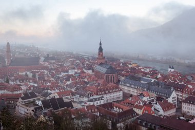 Heidelberg Almanya 'sındaki eski kasaba köyünün ortaçağ ve geleneksel mimarisi. Fotoğraf bulutlu bir sabahta çekildi.