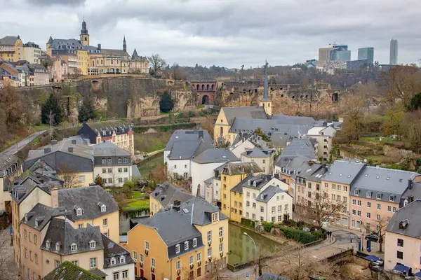 Eski Lüksemburg şehrindeki gösterişli Saint-Jean-du-Grund katedralinin geleneksel ve renkli mimarisi. Fotoğraf bulutlu bir kış gününde çekildi.