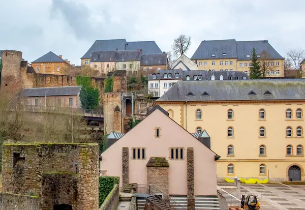 Lüksemburg 'daki eski kasaba köyünün renkli ve geleneksel binaları. Fotoğraf bulutlu bir kış gününde çekildi.