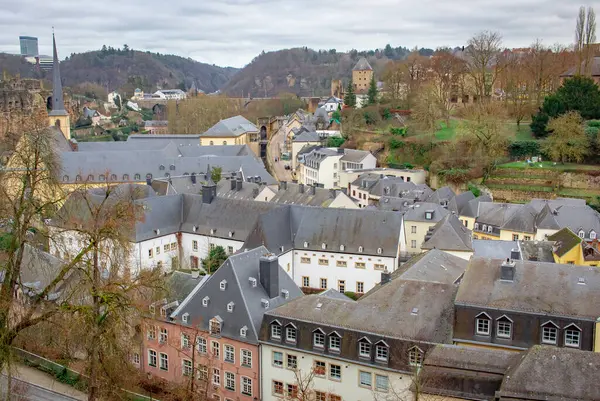 Eski Lüksemburg şehrindeki gösterişli Saint-Jean-du-Grund katedralinin geleneksel ve renkli mimarisi. Fotoğraf bulutlu bir kış gününde çekildi.