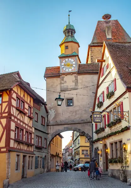 Rothenburg ob der Tauber, Almanya - 5 Ocak 2020: Almanya 'nın Deutschland kentindeki Rothenburg Bavyera köyündeki renkli geleneksel Alman mimari binaları
