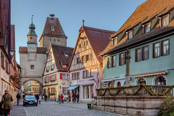 Almanya 'nın Deutschland bölgesindeki Rothenburg Bavyera köyünün renkli geleneksel Alman mimari kapısı