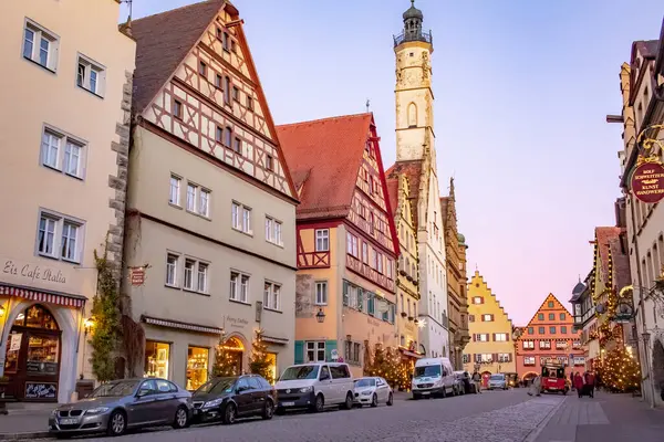 Almanya 'nın Deutschland bölgesindeki Rothenburg Bavyera köyündeki renkli geleneksel Alman mimari binaları