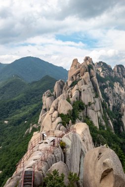 Güney Kore, Sokcho 'daki Seoraksan Ulusal Parkı' ndaki Ulsanbawi kayasının zirvesi.
