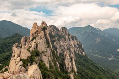 Güney Kore, Sokcho 'daki Seoraksan Ulusal Parkı' ndaki Ulsanbawi kayasının zirvesi.