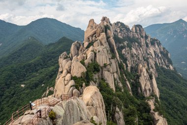 Güney Kore, Sokcho 'daki Seoraksan Ulusal Parkı' ndaki Ulsanbawi kayasının zirvesi.