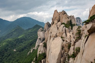 Güney Kore, Sokcho 'daki Seoraksan Ulusal Parkı' ndaki Ulsanbawi kayasının zirvesi.