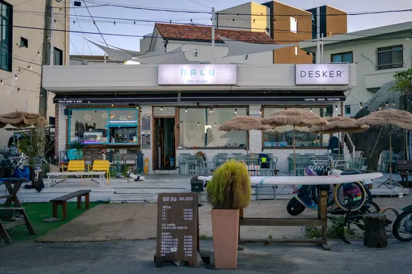 Güney Kore, YangYang 'da bir kafe ve sörf tahtası dükkanı.
