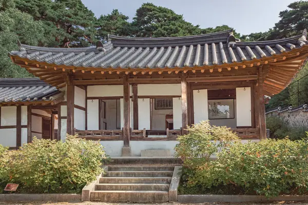 Güney Kore 'deki Seoraksan Ulusal Parkı Sinheungsa Budist Tapınağı' nda geleneksel Kore ahşap mimarisi.