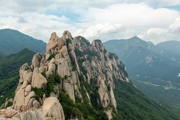 Güney Kore, Sokcho 'daki Seoraksan Ulusal Parkı' ndaki Ulsanbawi kayasının zirvesi.