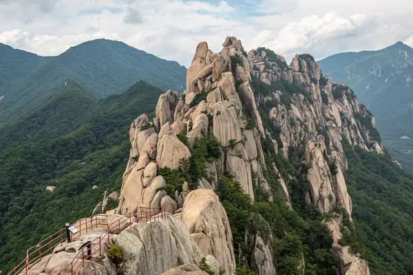 Güney Kore, Sokcho 'daki Seoraksan Ulusal Parkı' ndaki Ulsanbawi kayasının zirvesi.