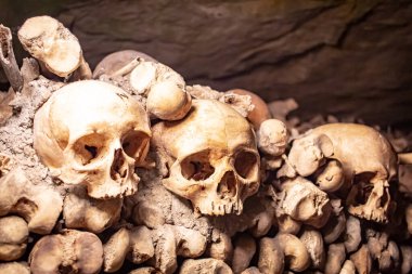 Yeraltı mezarlıklarının mozaiğinde iskelet kafatasları düzenlenmiş. Fotoğraf Paris 'te Fransa yeraltı mezarlığında çekildi.