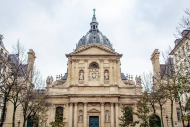 Paris-Sorbonne Üniversitesi mimarisi Fransa 'da bulutlu bir kış gününde