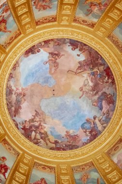 Napolyon 'un Fransa' daki mezarında bulunan altın kubbenin içindeki karmaşık sanat eserleri.