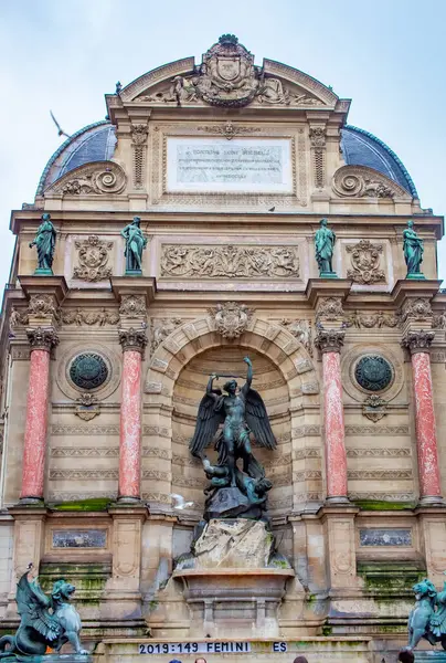 Saint-Michel çeşme tasarımı bulutlu bir kış gününde. Fotoğraf 1 Ocak 'ta Paris Fransa' da çekildi.
