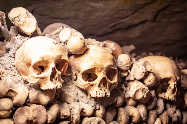 Yeraltı mezarlıklarının mozaiğinde iskelet kafatasları düzenlenmiş. Fotoğraf Paris 'te Fransa yeraltı mezarlığında çekildi.