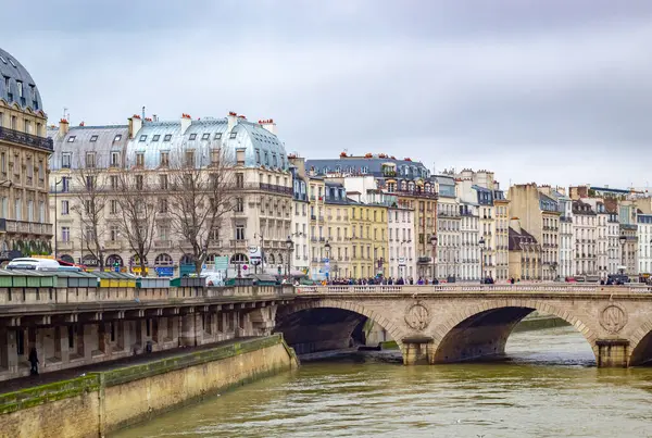 Soğuk ve bulutlu bir kış gününde Seine Nehri boyunca Fransız Paris binalarının manzarası.