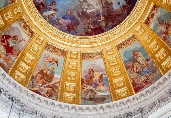 Napolyon 'un Fransa' daki mezarında bulunan altın kubbenin içindeki karmaşık sanat eserleri.