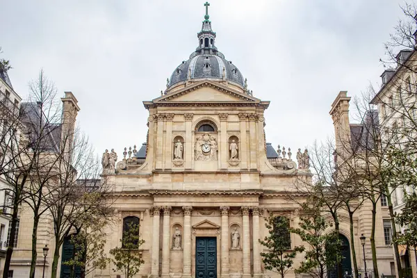 Paris-Sorbonne Üniversitesi mimarisi Fransa 'da bulutlu bir kış gününde