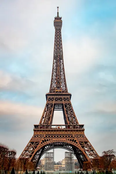 Eiffel Kulesi soğuk bulutlu bir Paris sabahında Iconic simgesi. 