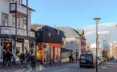 Reykjavik İzlanda 'nın merkezindeki dükkan. Fotoğraf güneşli bir günde çekildi.