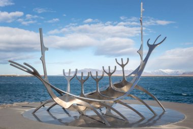 Güneş Voyager heykeli Reykjavik İzlanda 'da bulunuyor. Fotoğraf güneşli bir sabahta çekildi. 