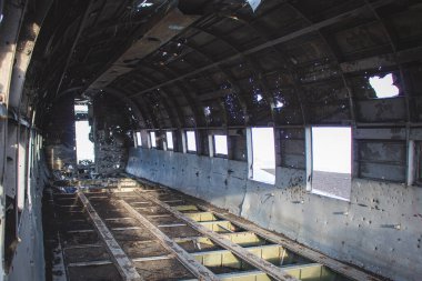 İzlanda 'daki terk edilmiş Slheimasandur uçak kazasının içinde. Fotoğraf bulutlu bir günde çekildi..