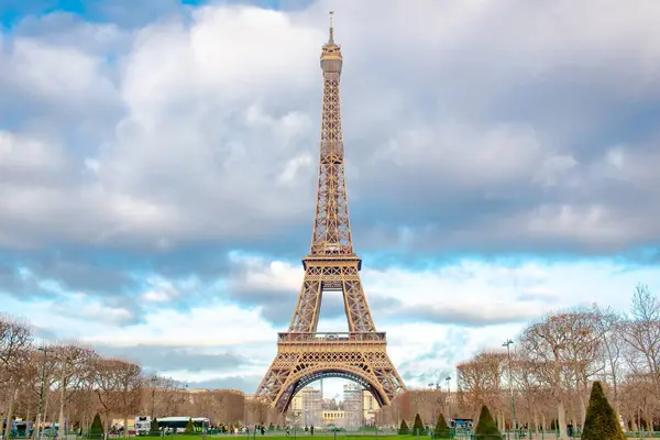 Eiffel Kulesi soğuk bulutlu bir Paris sabahında Iconic simgesi. 
