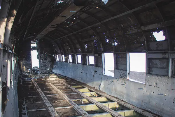 İzlanda 'daki terk edilmiş Slheimasandur uçak kazasının içinde. Fotoğraf bulutlu bir günde çekildi..