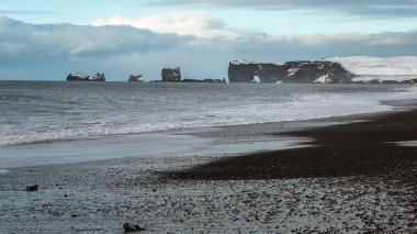 Güzel Reynisfjara siyah kumsal Vik İzlanda 'da. Fotoğraf bulutlu bir kış sabahı çekildi.