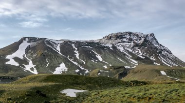İzlanda 'nın güney kıyısındaki güzel dağlar. Fotoğraf bulutlu bir günde çekildi.