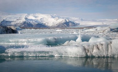 İzlanda 'da bulunan güzel JkulsrIn Buzul Gölü su ve buzu. Fotoğraf bulutlu bir günde çekildi.