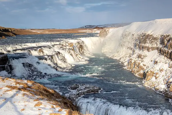 Gullfoss şelalesinin güzel şelalesi. Fotoğraf bulutlu bir günde İzlanda 'da çekildi. 