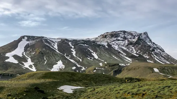 İzlanda 'nın güney kıyısındaki güzel dağlar. Fotoğraf bulutlu bir günde çekildi.