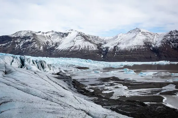 İzlanda 'daki Vatnajokull buzulunun güzel mavi buzulları ve dağları. Fotoğraf bulutlu bir günde çekildi. 