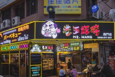 Ximending Mahallesi 'ndeki bir mağazada aydınlık renkli öğrenci tabelası. Fotoğraf Tayvan, Taipei 'de çekildi.