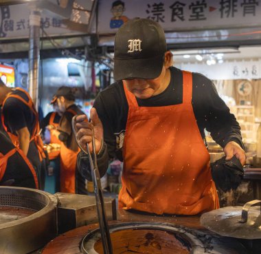 Taipei, Tayvan 'daki Raohe Gece Pazarı' nda seyyar satıcı tezgahları.