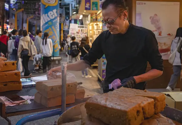 Taipei, Tayvan 'daki Raohe Gece Pazarı' nda seyyar satıcı tezgahları.