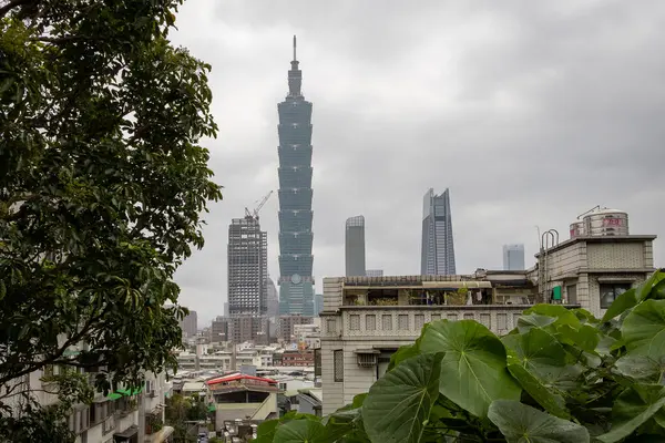 Taipei 101 binası, Taipei şehrinin ufuk çizgisi boyunca. Fotoğraf Tayvan 'da bulutlu bir günde çekildi.