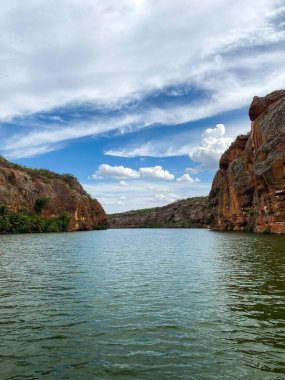 Mavi gökyüzü ve bulutlarla Sao Francisco Nehri kanyonlarının manzarası