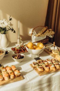 Farklı yiyeceklerle dolu bir tabağın yakın çekimi.